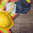 Ako zamestnávateľ nesiete zodpovednosť za starostlivosť o svojich zamestnancov, takže pri práci v stavebníctve to bude zahŕňať starostlivosť o ich bezpečnosť, čo často znamená poskytnutie toho správneho pracovného oblečenia a pracovnej obuvi.