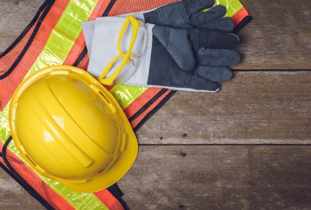 Ako zamestnávateľ nesiete zodpovednosť za starostlivosť o svojich zamestnancov, takže pri práci v stavebníctve to bude zahŕňať starostlivosť o ich bezpečnosť, čo často znamená poskytnutie toho správneho pracovného oblečenia a pracovnej obuvi.