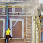 Nenechajte fasádu chradnúť. Vyčistite ju, pokiaľ je čas