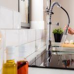 Ako vyčistiť rôzne druhy kuchynských drezov?