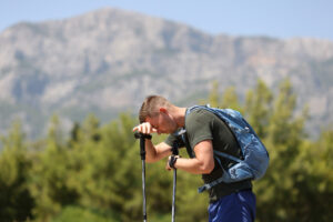 Turisti kráčajú po horskom chodníku so správnou výbavou a batohmi