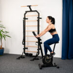 Domáci tréning v obývačke s cvičením na podložke a činkami