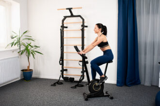 Domáci tréning v obývačke s cvičením na podložke a činkami