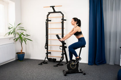 Domáci tréning v obývačke s cvičením na podložke a činkami