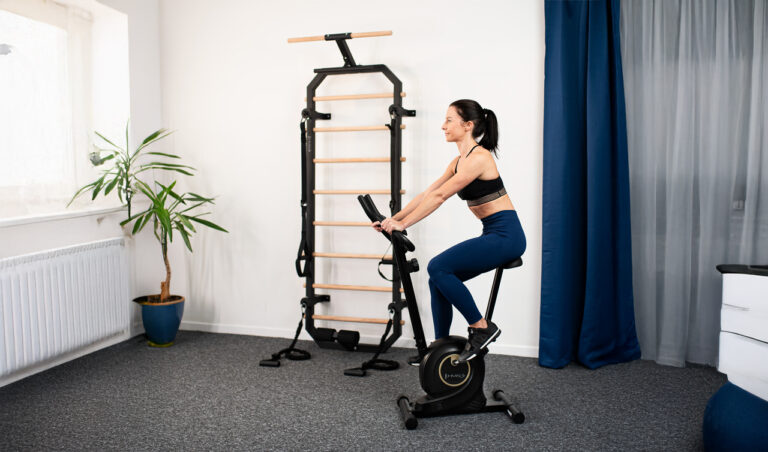 Domáci tréning v obývačke s cvičením na podložke a činkami