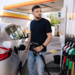 Vodič sleduje spotrebu paliva na palubnom počítači auta počas jazdy